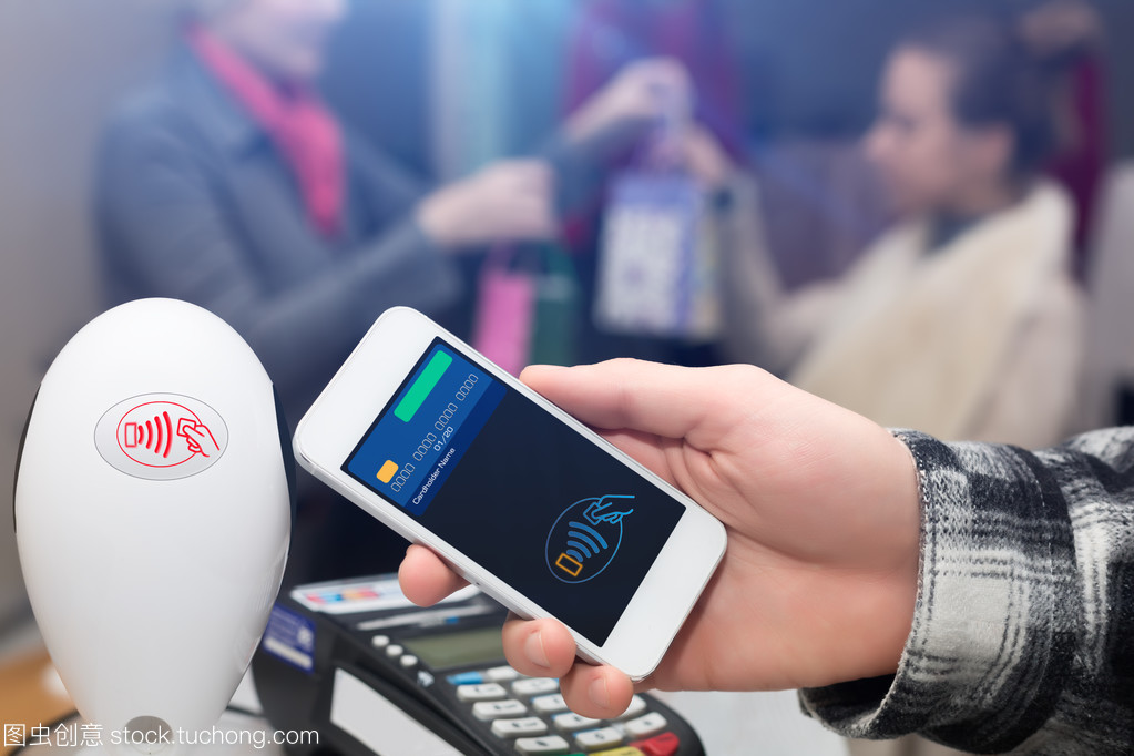 移动支付终端店收银员柜台的人与设备 便捷支付的完美结合
